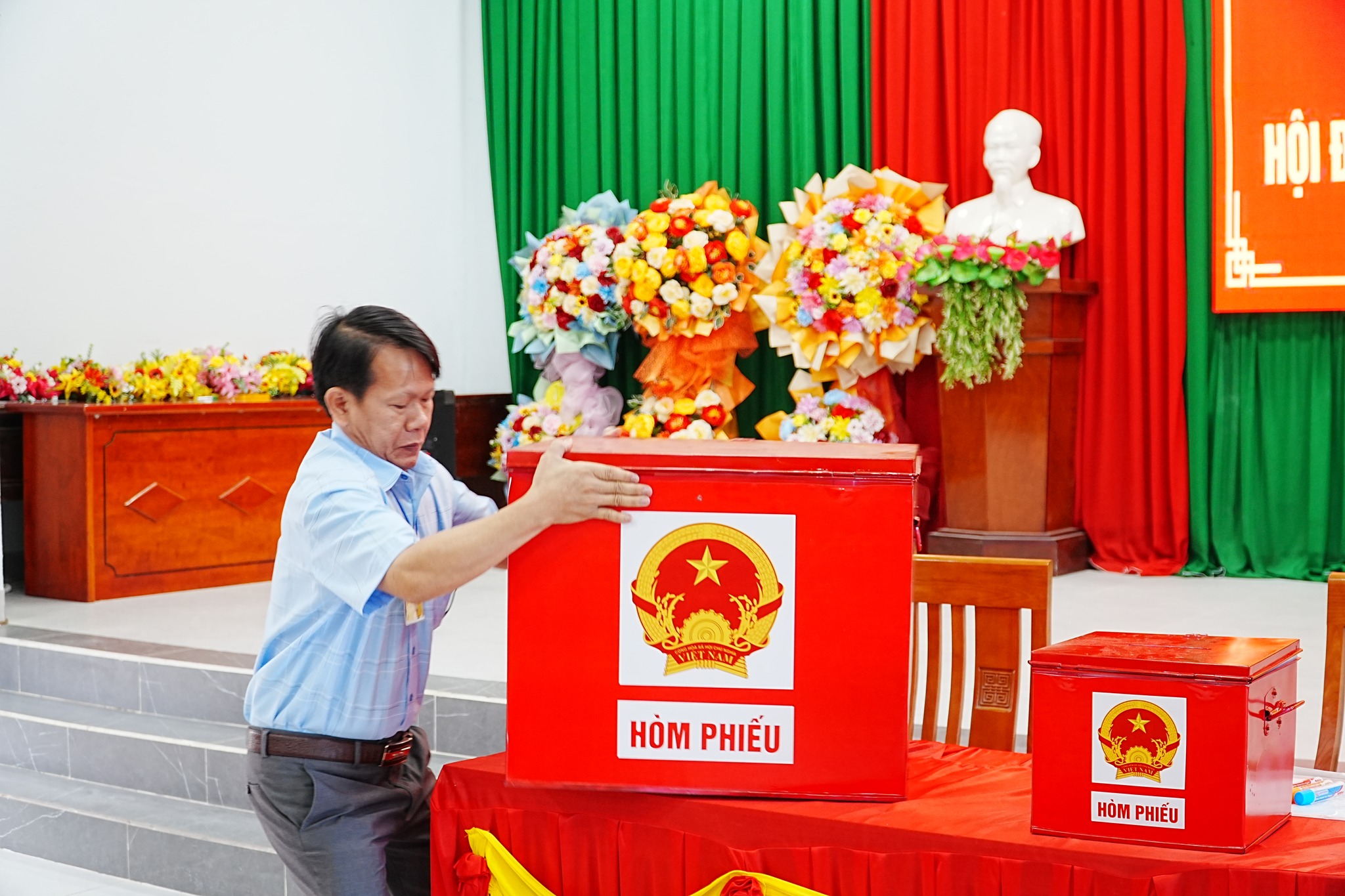 chao cờ bau cử9